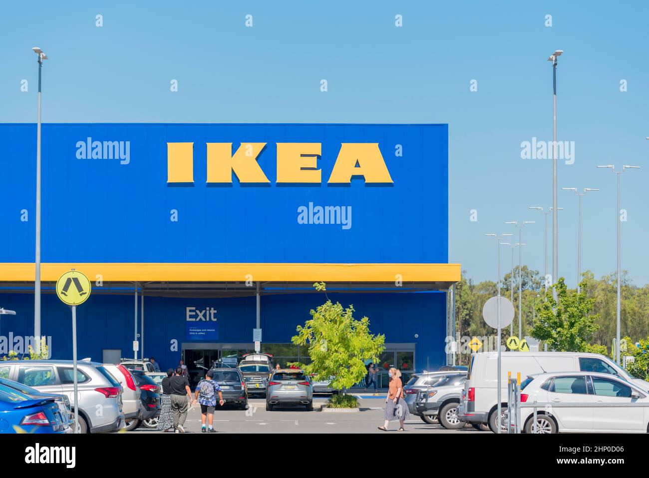 Der Markenname IKEA in Gelb auf blauem Hintergrund spiegelt seine schwedische Tradition wider, an der Außenseite seines Geschäfts im Marden Park, Sydney, Australien Stockfoto