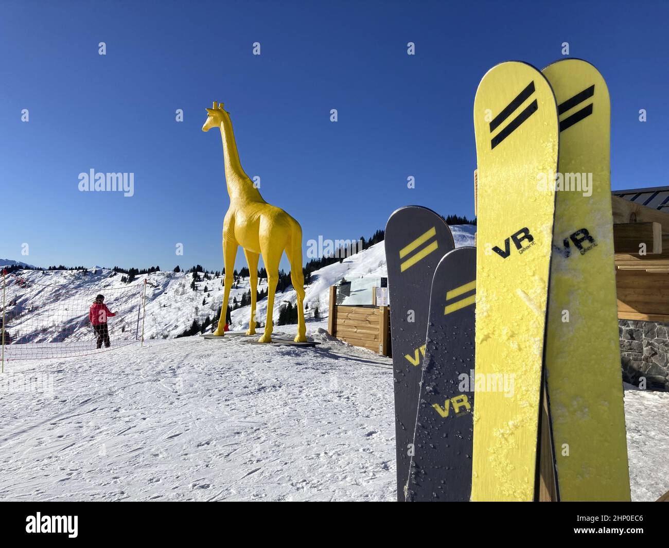 Frankreich, Haute-Savoie (74), Skigebiet Megeve, Combloux und La Giettaz (Savoie). Bergrestaurant La Girafe. Im Vordergrund die neue DYNAMIK s Stockfoto