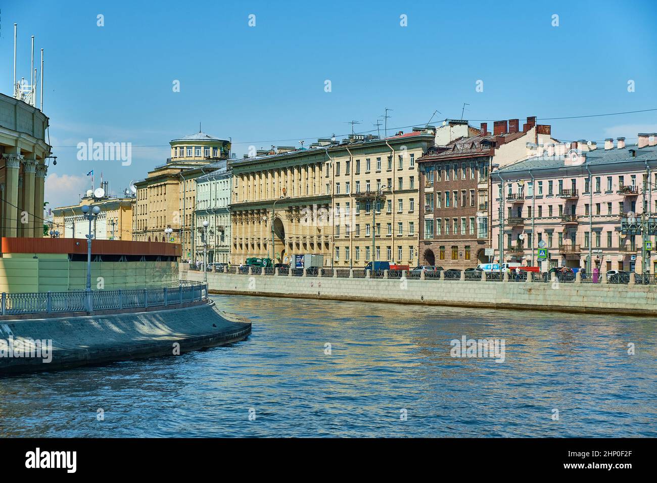 Saint-Petersburg, Russland - 07. Jun 2021: Malaya Neva River Dammment Stockfoto