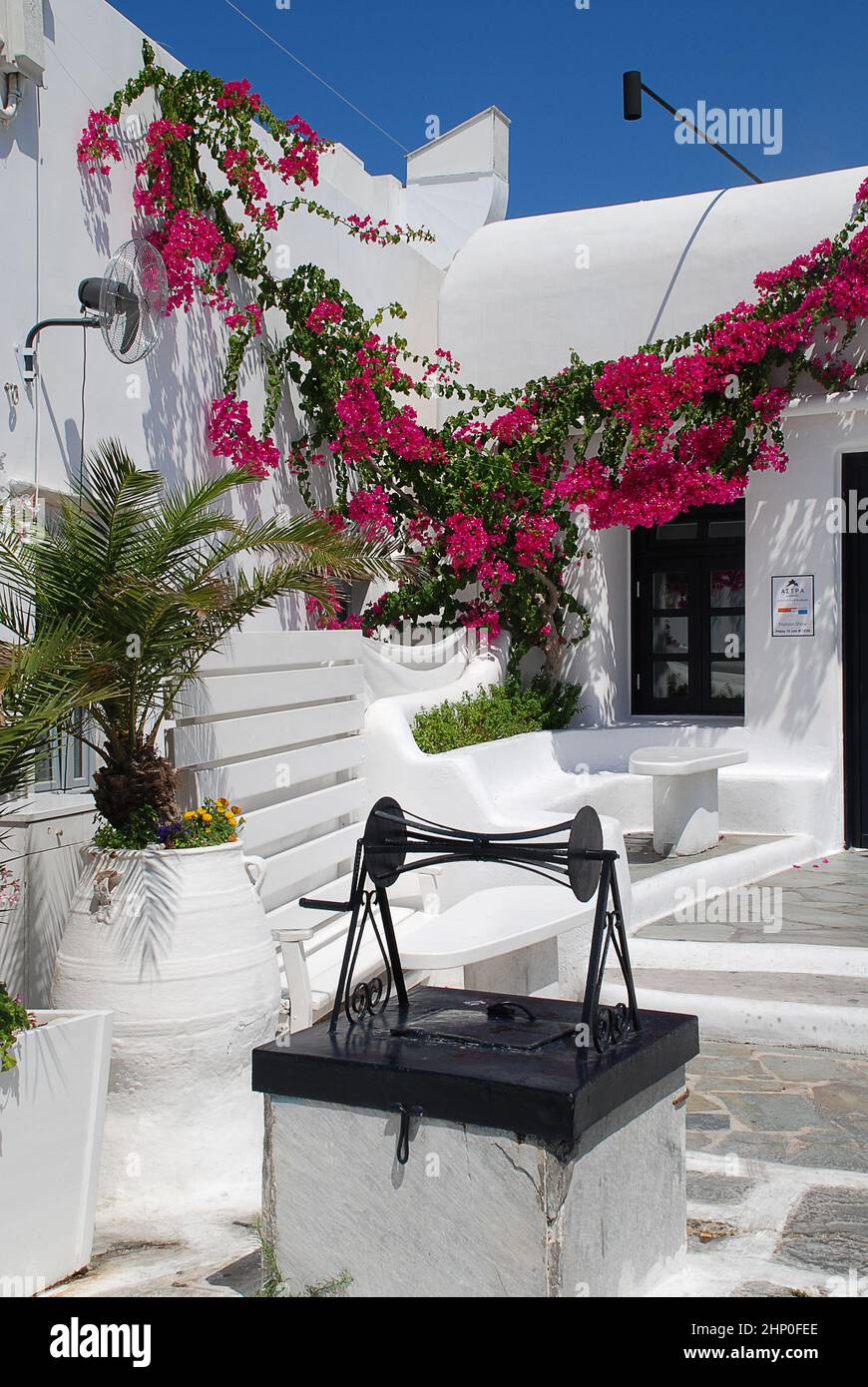 Weißes Haus mit Innenhof, mit typisch farbenfroher Balustrade auf Mykonos, Griechenland. Mykonos ist eine griechische Insel, die zu den Kykladen gehört Stockfoto