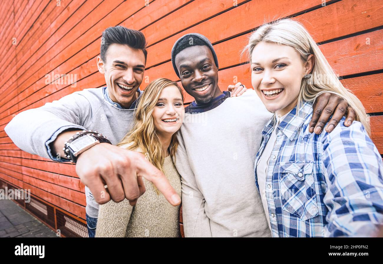 Glückliche multirassische Freundschaftsgruppe, die Selfie mit dem Handy macht - Junge Hipster-Menschen, die von einem Smartphone in der Community des sozialen Netzwerks abhängig sind - Leben Stockfoto