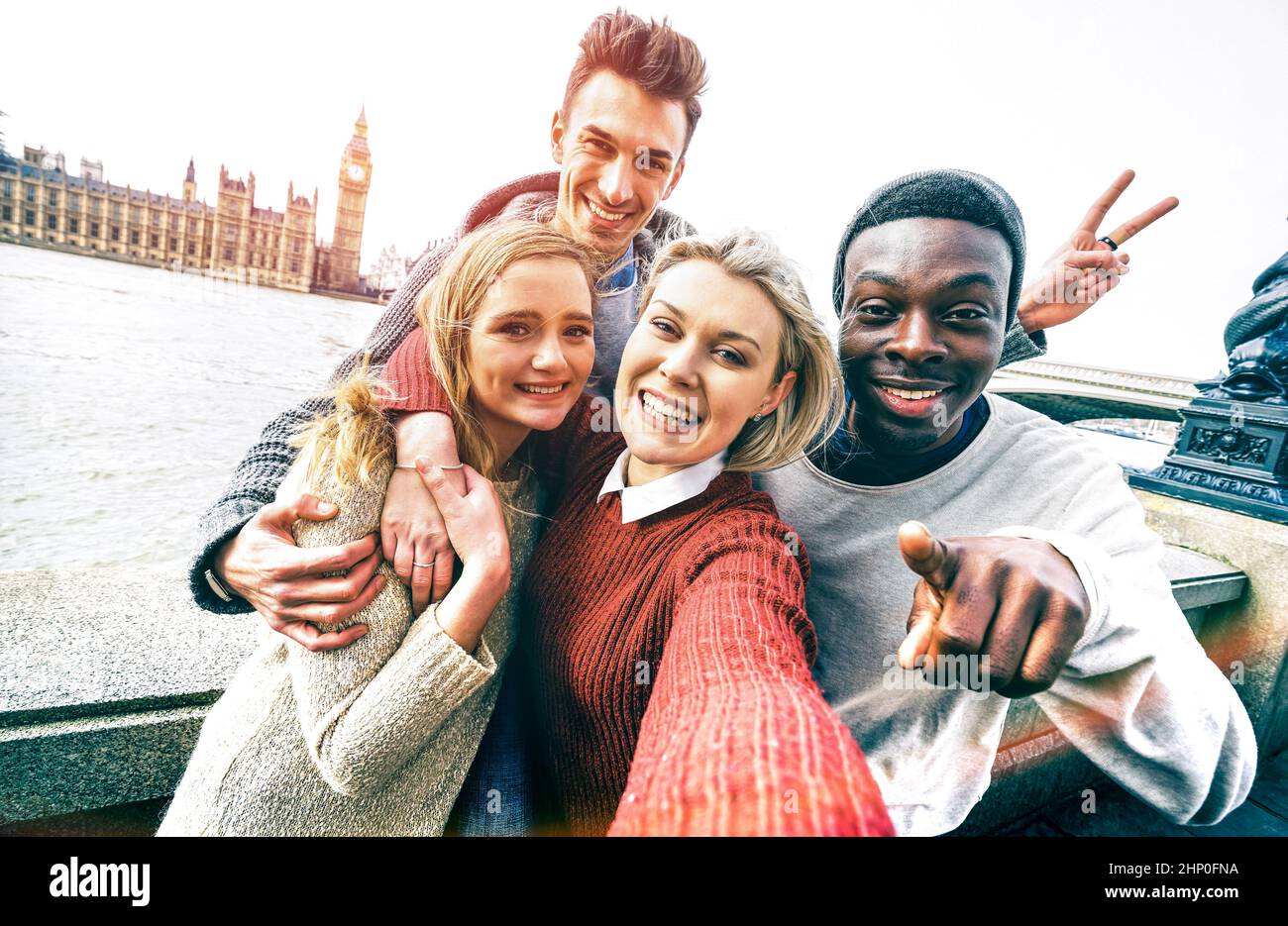 Glückliche multirassische Freundschaftsgruppe, die in London Selfie auf Europareise macht - Junge Menschen süchtig nach Geschichten in der Gemeinschaft sozialer Netzwerke - Mill Stockfoto