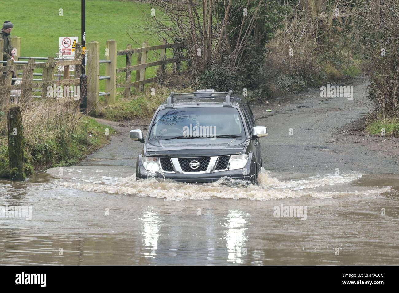 Birmingham, Großbritannien. Februar 2022. Sturm Eunice verursachte Störungen in Birmingham, England, als am 18. Februar 2022 sintflutartige Regenfälle die Region und das Land heimsuchten. 4x4-Fahrer wurden bei der Verhandlung eines überfluteten ford in Hall Green, Birmingham, trotz eines blinkenden Warnschilds „Caution don not Cross“ gefangen genommen. Quelle: Stop Press Media/Alamy Live News Stockfoto