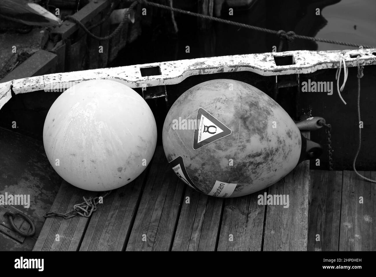 Verankern von Bojen auf einem Holzboot in Schwarz und Weiß Stockfoto