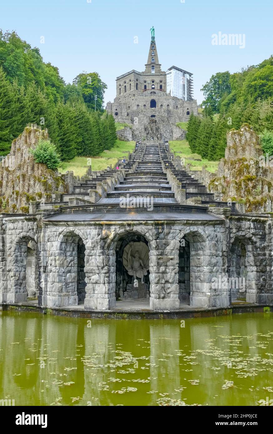 Das Herkules-Denkmal mit Kaskaden und Plutogrotto im Bergpark Wilhelmshöhe in Kassel Stockfoto