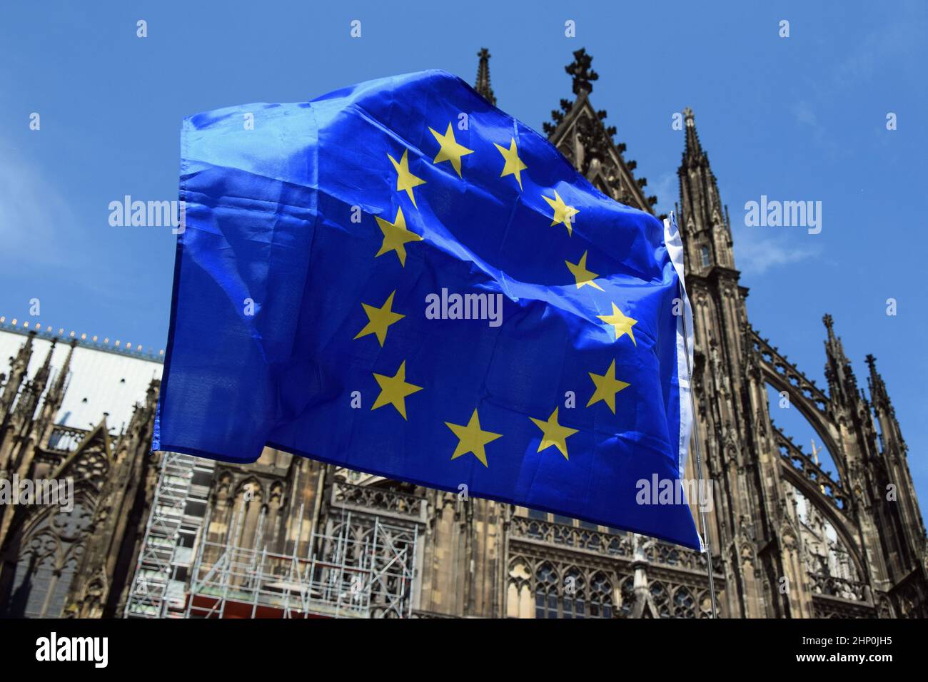 Europaflagge vor dem Kölner Dom Stockfoto