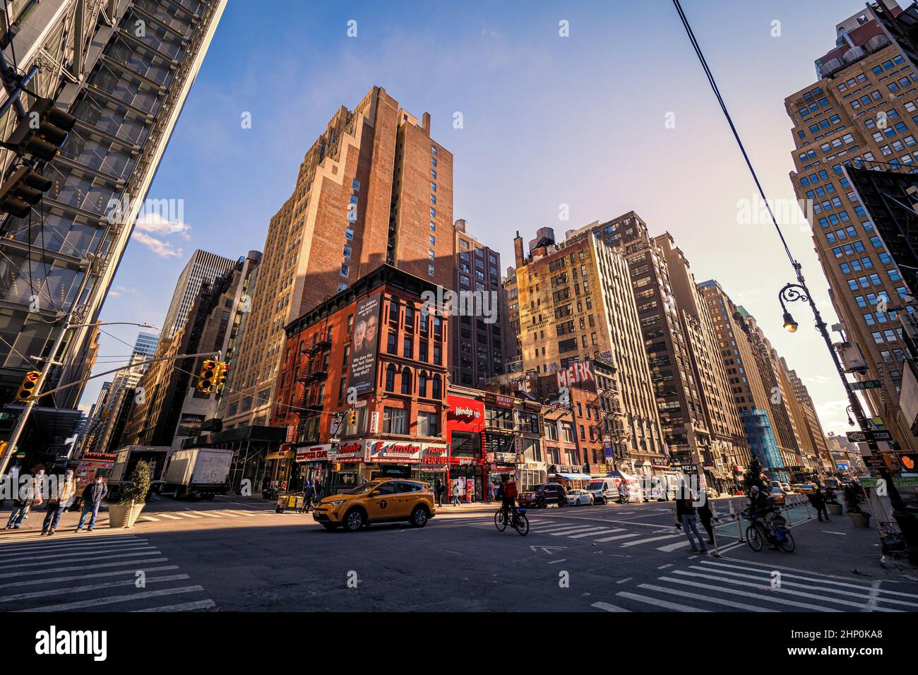 Blick auf die Gebäude, die Menschen und den Verkehr in der W 40. Street 8. Ave, Hell's Kitchen, Manhattan, New York City, NY, USA Stockfoto
