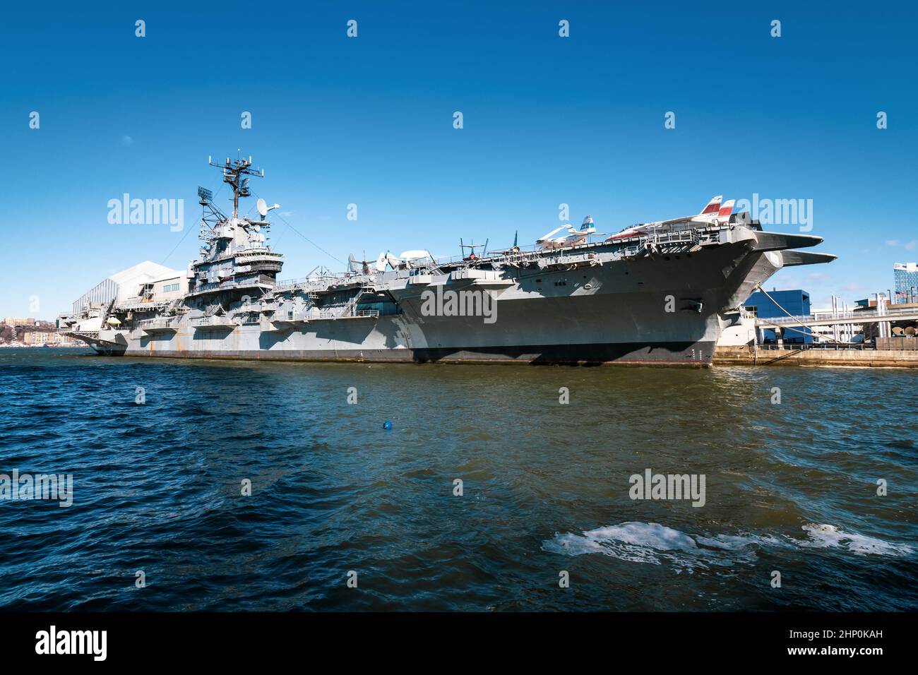 Außenansicht des USS Intrepid Flugzeugträgers Sea, Air and Space Museum, der am Pier in Manhattan, New York, NY, USA festgemacht ist Stockfoto