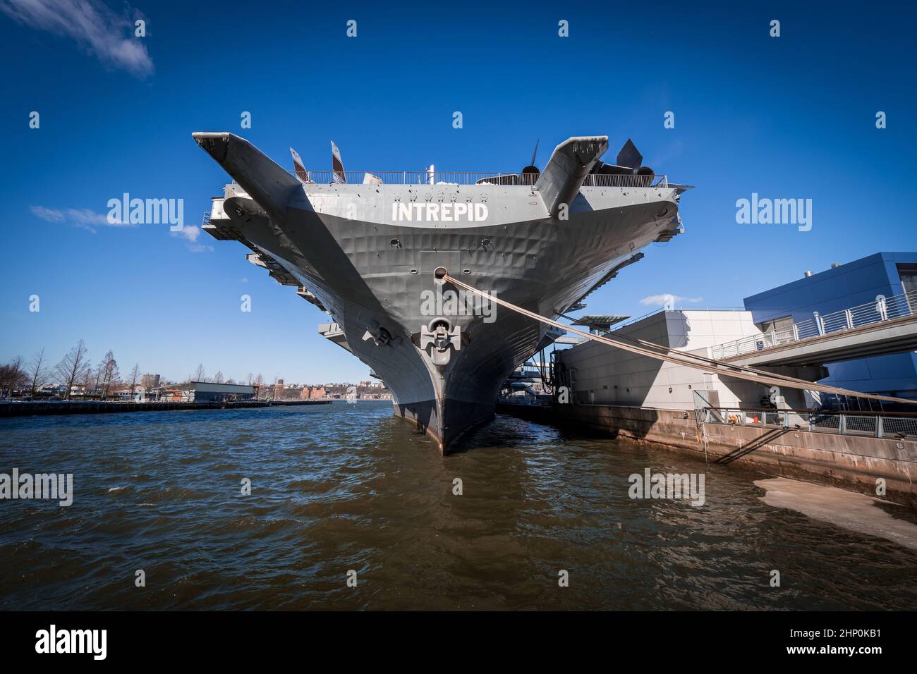 Außenansicht des USS Intrepid Flugzeugträgers Sea, Air and Space Museum, der am Pier in Manhattan, New York, NY, USA festgemacht ist Stockfoto