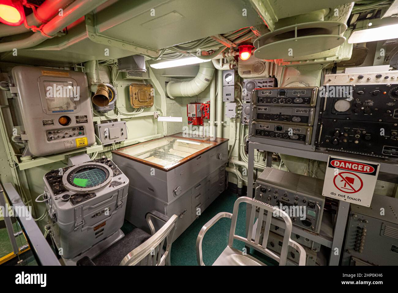 Blick auf einen Raum für Kommunikation und taktisches Bewusstsein an Bord des Flugzeugträgers USS Intrepid, Intrepid Sea, Air and Space Museum, New York, USA Stockfoto