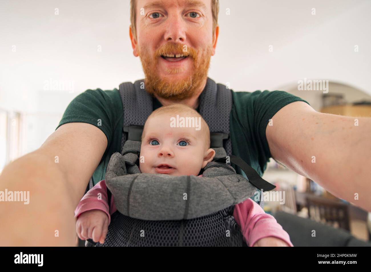 Baby Mädchen und Vater Selfie Stockfoto