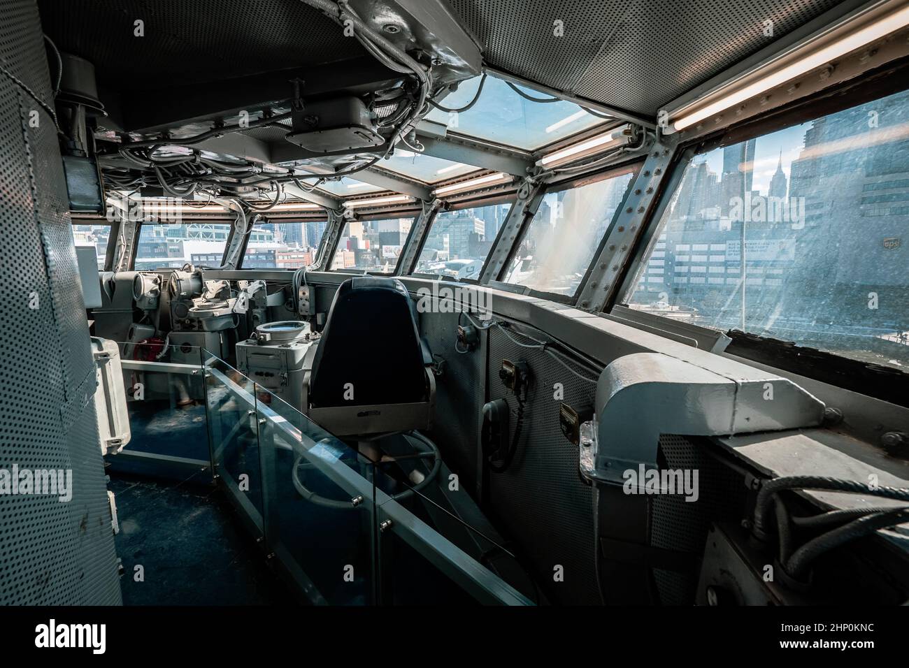 Ansicht der Navigations- und Kommandobrücke des Flugzeugträgers USS Intrepid, Intrepid Sea, Air and Space Museum, New York, NY, USA Stockfoto