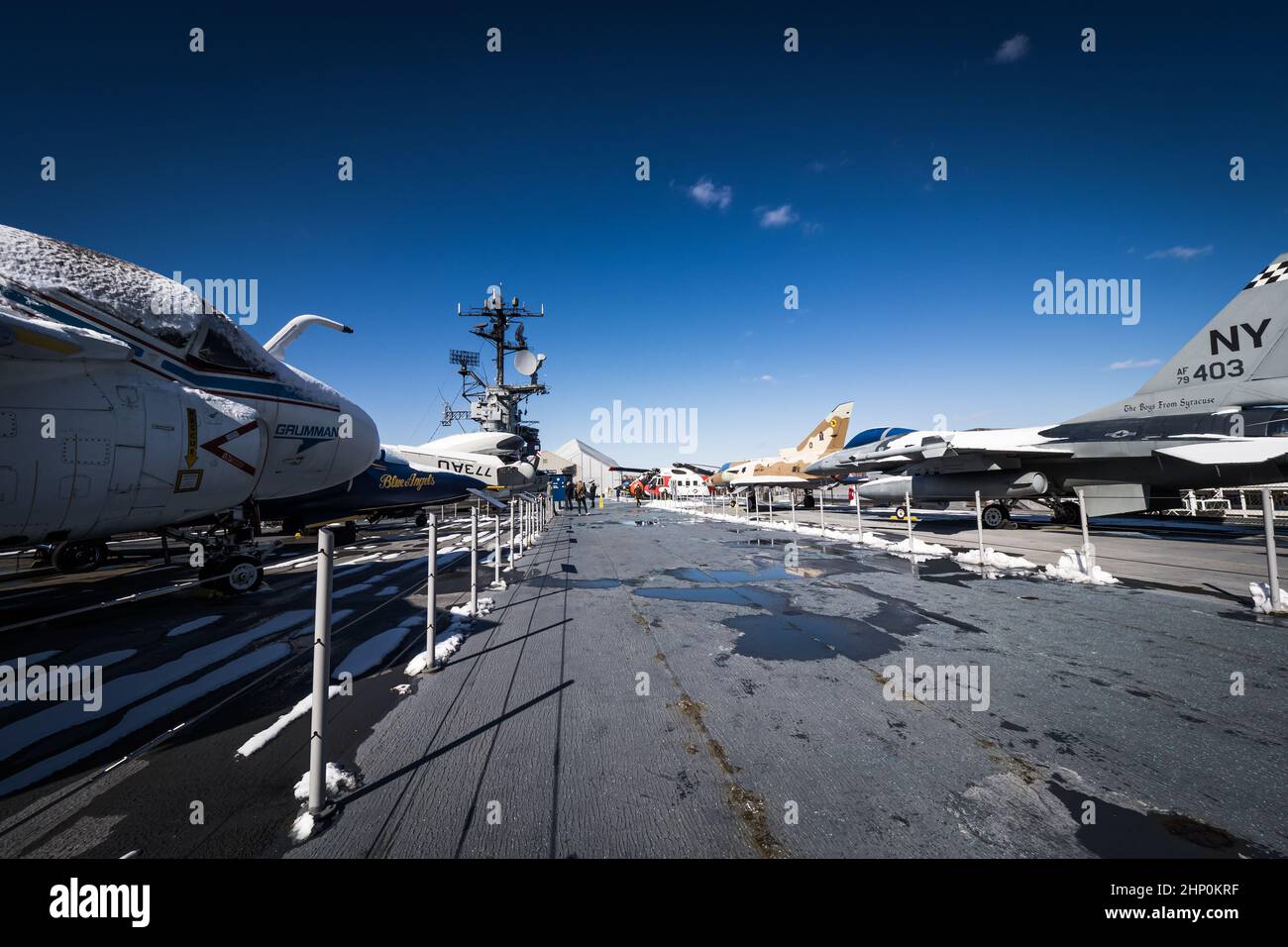 Ansicht von Flugzeugen, die auf dem Flugdeck des Flugzeugträgers USS Intrepid, Intrepid Sea, Air and Space Museum, New York, NY, USA, geparkt sind Stockfoto