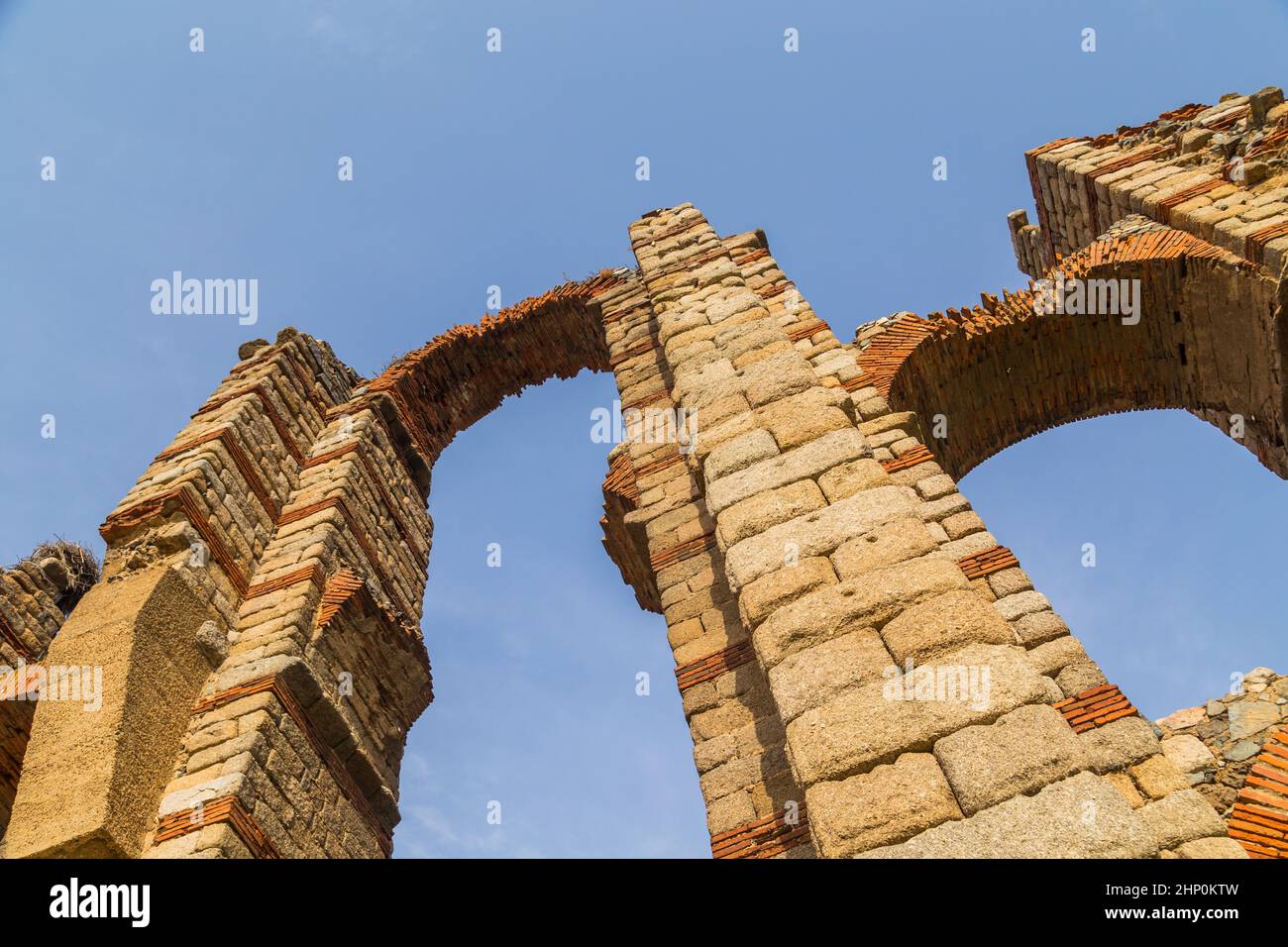 Das Acueducto de los Milagros, wundersame Aquädukt in Merida, Extremadura, Spanien, ist eine ruinierte römische Aquädukt-Brücke, Aquädukt gebaut, um Wasser zu liefern Stockfoto