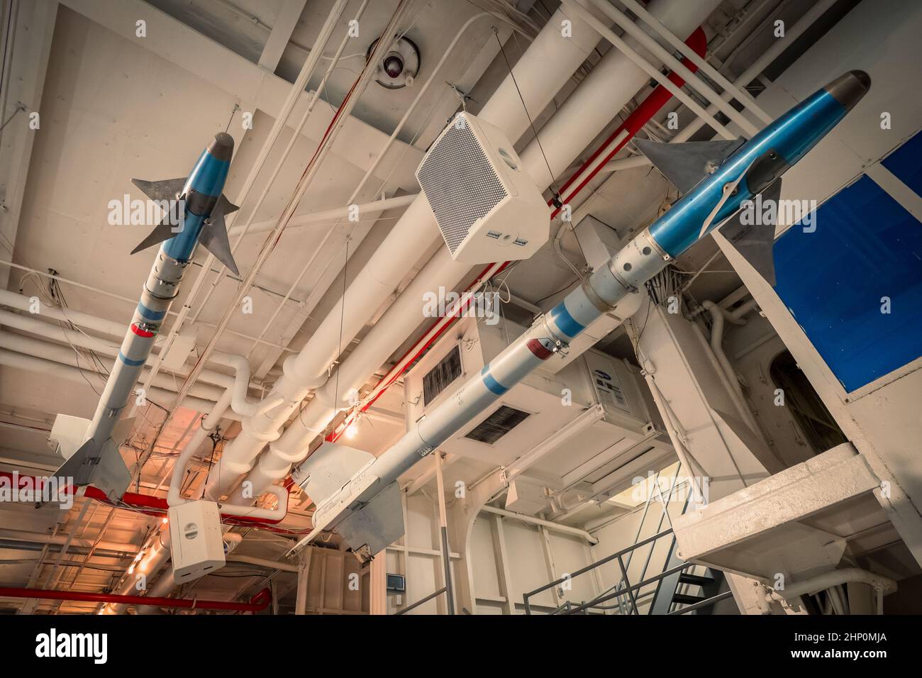 Ansicht von AIM-9 Sidewinder Luft-Luft-Raketen, die von der Decke des Hangardecks der USS Intrepid Sea, Air and Space Museum, New York, NY, USA, hängen Stockfoto