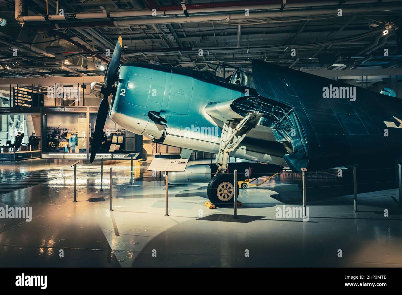 Ansicht eines Grumman TBM Avenger WWII Torpedobombers mit gefalteten Flügeln auf dem Hangardeck des USS Intrepid Sea, Air and Space Museum in New York, NY, USA Stockfoto