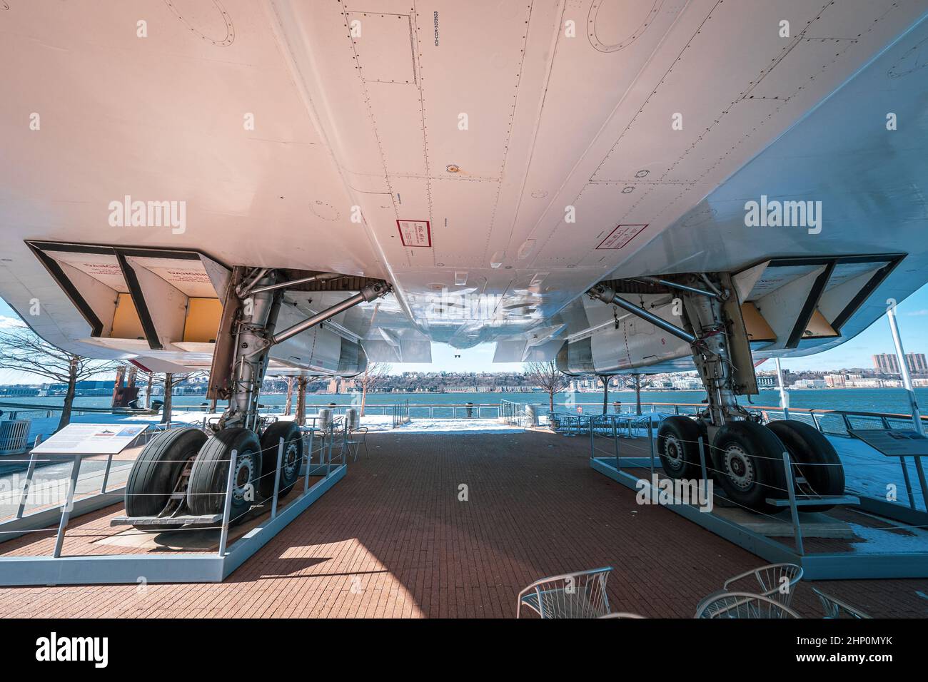 Blick von unten auf die BAC Aérospatiale Concorde-Ausstellung auf dem Hudson River mit dem Picknickbereich des Intrepid Museum, New York, NY, USA darunter Stockfoto