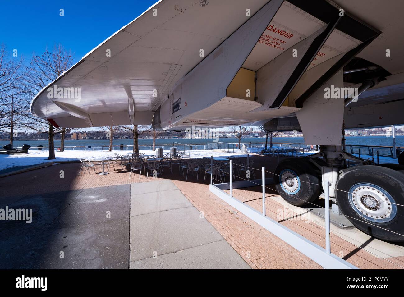 Blick von unten auf die BAC Aérospatiale Concorde-Ausstellung auf dem Hudson River mit dem Picknickbereich des Intrepid Museum, New York, NY, USA darunter Stockfoto