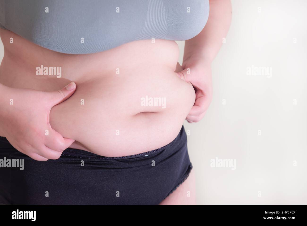 Fat Frauen., Bauch Frauen übergewichtig, Formen Sie sich gesunde  Bauchmuskeln und Ernährung Lebensstil zu reduzieren Bauch Konzept  Stockfotografie - Alamy