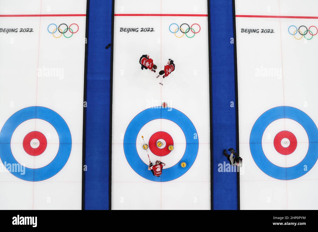 Peking, China. 18th. Februar 2022. Mark Nichols (unten), Brett Gallant (R oben) und Geoff Walker aus Kanada treten beim Bronzemedaillenspiel der Curling-Männer bei den Olympischen Winterspielen 2022 in Peking zwischen Kanada und den Vereinigten Staaten im National Aquatics Center in Peking, der Hauptstadt Chinas, am 18. Februar 2022 gegeneinander an. Quelle: Yang Lei/Xinhua/Alamy Live News Stockfoto