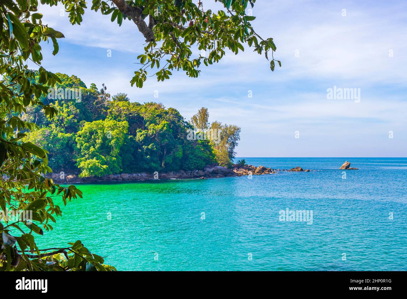 Wunderschöne herrliche Küstenlinie und Strandlandschaft Panoramablick auf den Lam ru Lamru Nationalpark in Khao Lak Phang-nga Thailand. Stockfoto