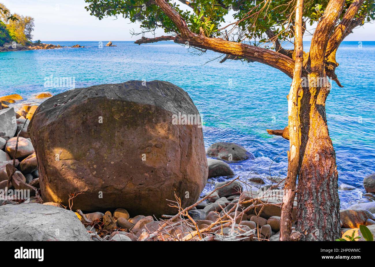 Wunderschöne herrliche Küstenlinie und Strandlandschaft Panoramablick auf den Lam ru Lamru Nationalpark in Khao Lak Phang-nga Thailand. Stockfoto