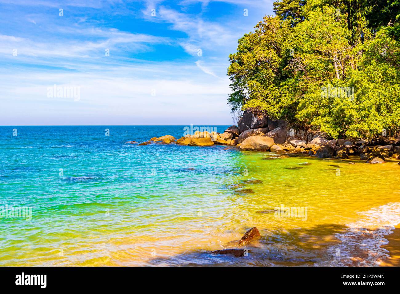 Schöne kleine kleine Sandstranden Landschaft Panoramablick auf den Lam ru Lamru Nationalpark in Khao Lak Khuekkhak Takua Pa Phang-nga Thailand. Stockfoto