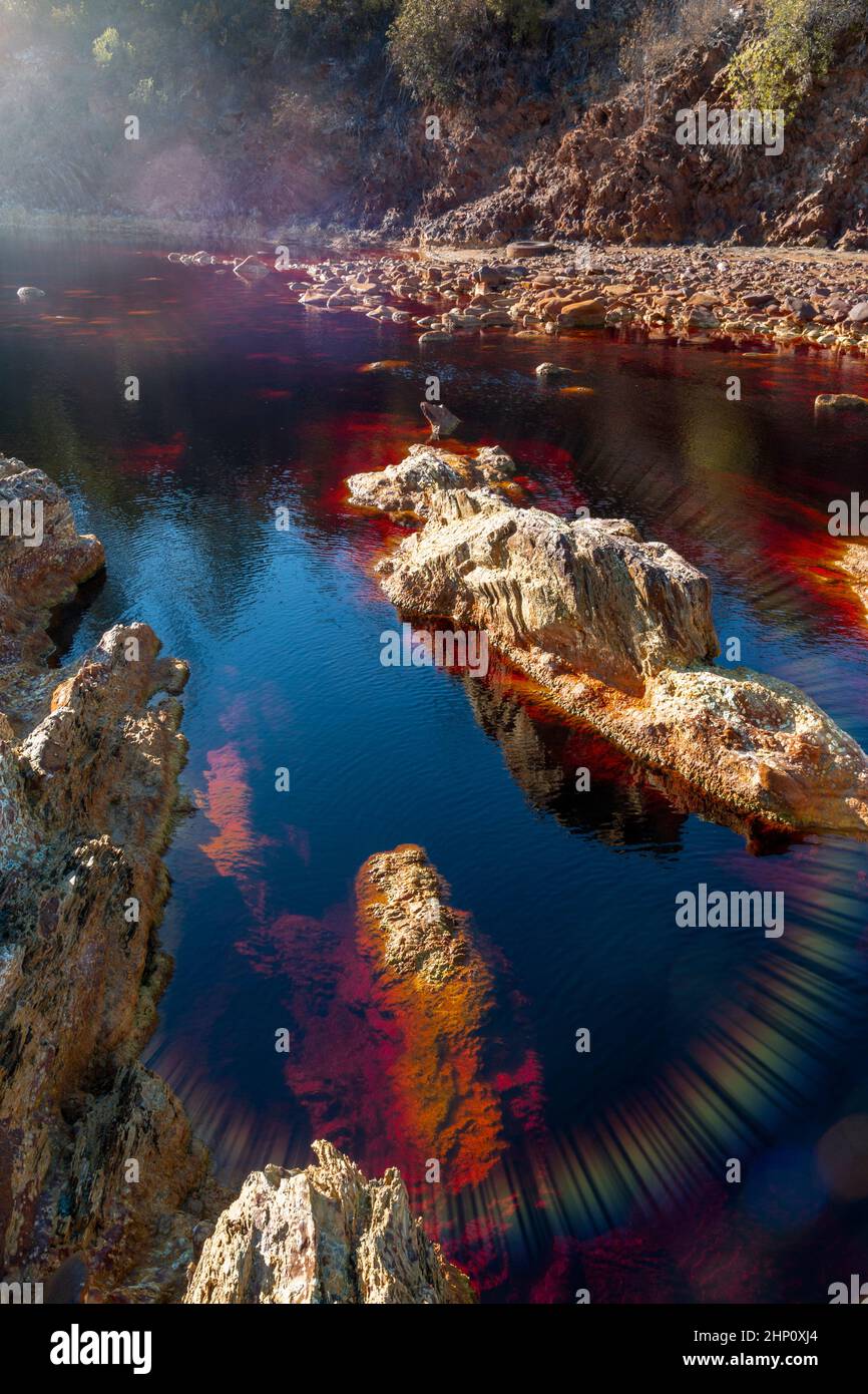 Der Fluss Rio Tinto in Huelva, Spanien, dessen Wasser die Felsen seines Bettes durch die Mineralien aus den Minen in leuchtenden Farben färbt Stockfoto