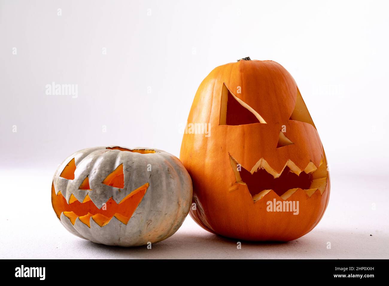 Komposition von halloween Jack o Laternen und kopieren Raum auf weißem Hintergrund Stockfoto