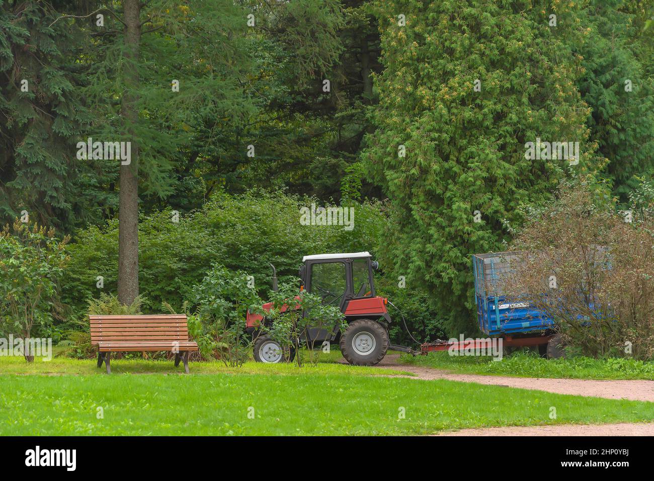 Traktor, der im Sommer für schwere Arbeiten in einem großen Garten verwendet wird Stockfoto