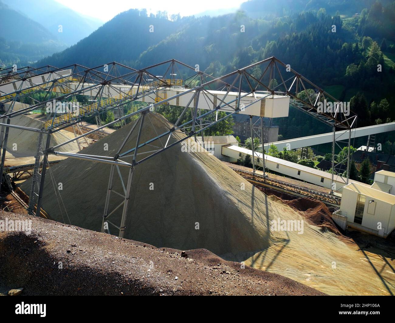 Österreich, Erzberg - Oberflächenbergbau von Eisenerz in der Steiermark, Verarbeitung des aufgelaufenen Gesteins zu Sand Stockfoto
