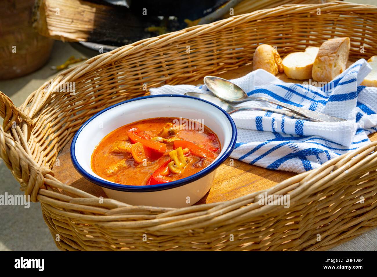 Über einem offenen Feuer wird Wassergulasch zubereitet! Stockfoto