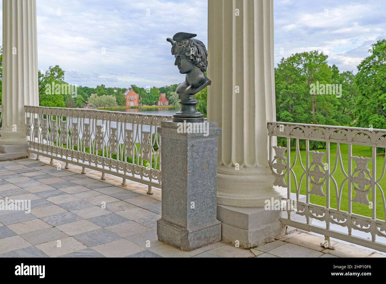 Tsarskoye Selo, Sankt Petersburg, Russland – 7. Juli 2020: Büste des merkurgottes in der Cameron Gallery. Der Catherine Park im State Museum-Preserve Stockfoto