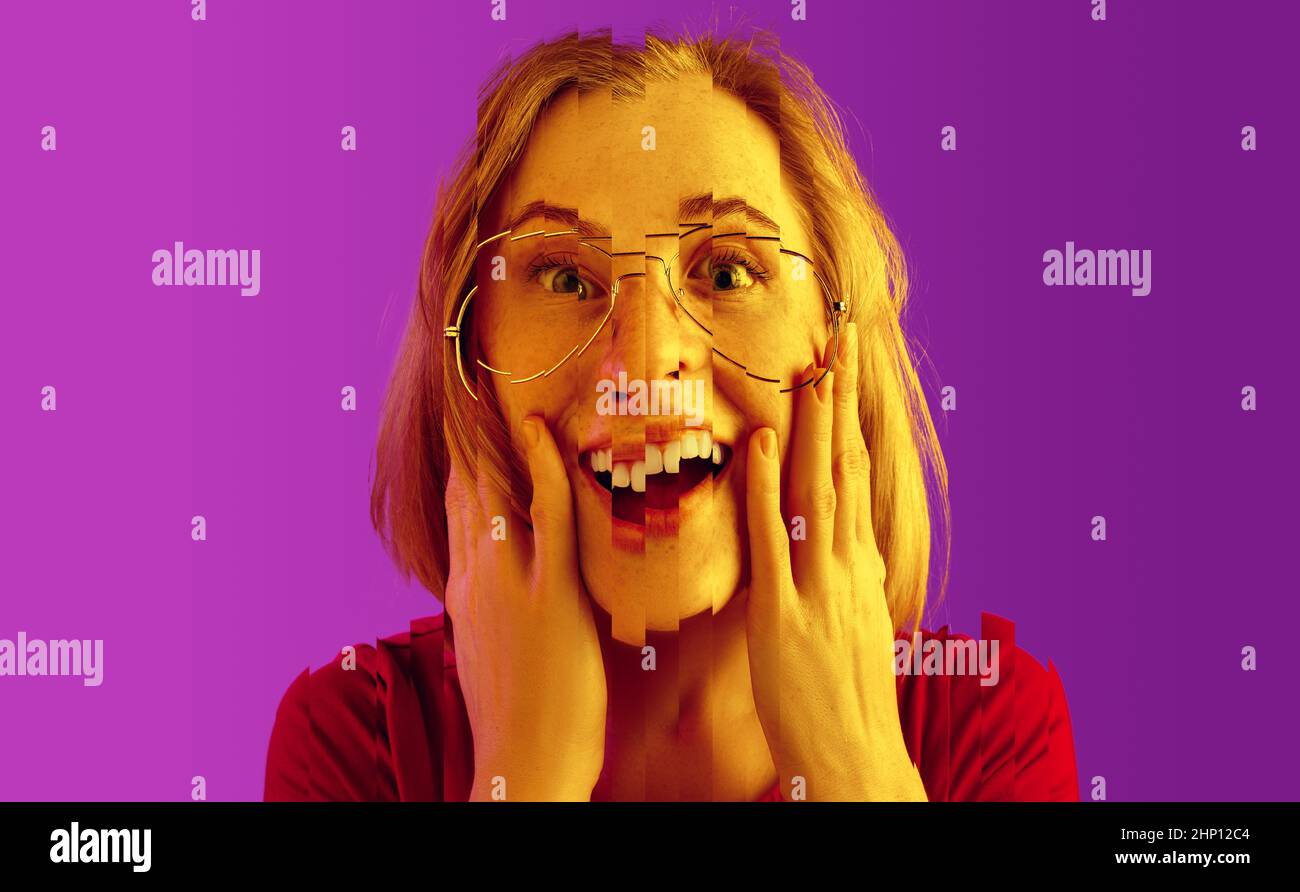 Wow. Schöne überrascht aufgeregt Mädchen auf neon lila Studio Backgroud isoliert. Junge Frau, die mit offenem Mund steht. Shredder-Effekt Stockfoto
