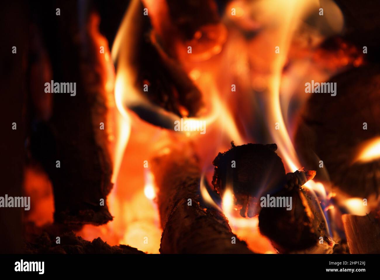 Helles Feuer der hohen Temperatur vom Brennholz brennt im Kamin, Hintergrund Stockfoto