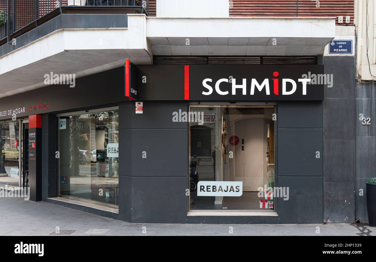 VALENCIA, SPANIEN - 15. FEBRUAR 2022: Schmidt ist ein europäisches Unternehmen, das sich auf das Design moderner Küchen- und Wohneinrichtungen spezialisiert hat Stockfoto