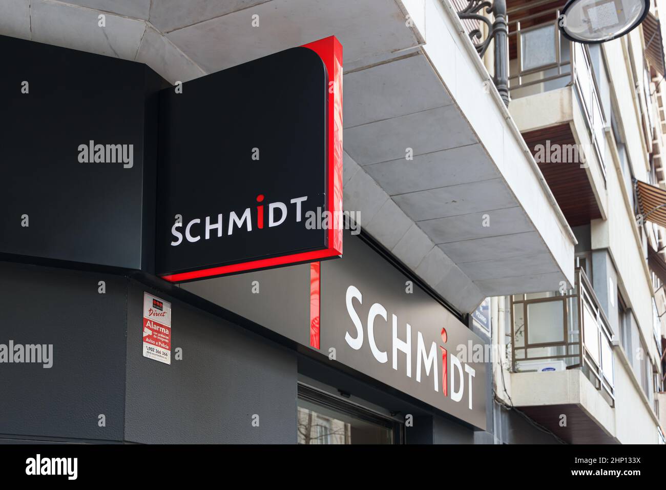 VALENCIA, SPANIEN - 15. FEBRUAR 2022: Schmidt ist ein europäisches Unternehmen, das sich auf das Design moderner Küchen- und Wohneinrichtungen spezialisiert hat Stockfoto