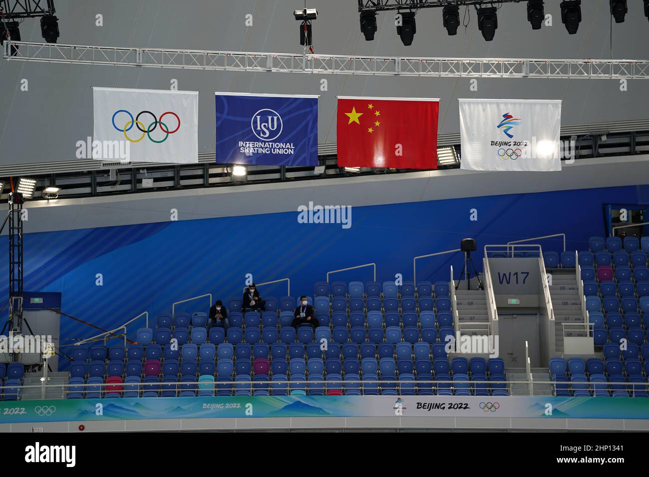 Die Flaggen für die Olympischen Spiele, die Internationale Skating Union, China und Peking 2022 werden am 14. Tag der Olympischen Winterspiele 2022 in Peking beim Nationalen Eisschnelllauf-Oval in Peking, China, gesehen. Bilddatum: Freitag, 18. Februar 2022. Stockfoto