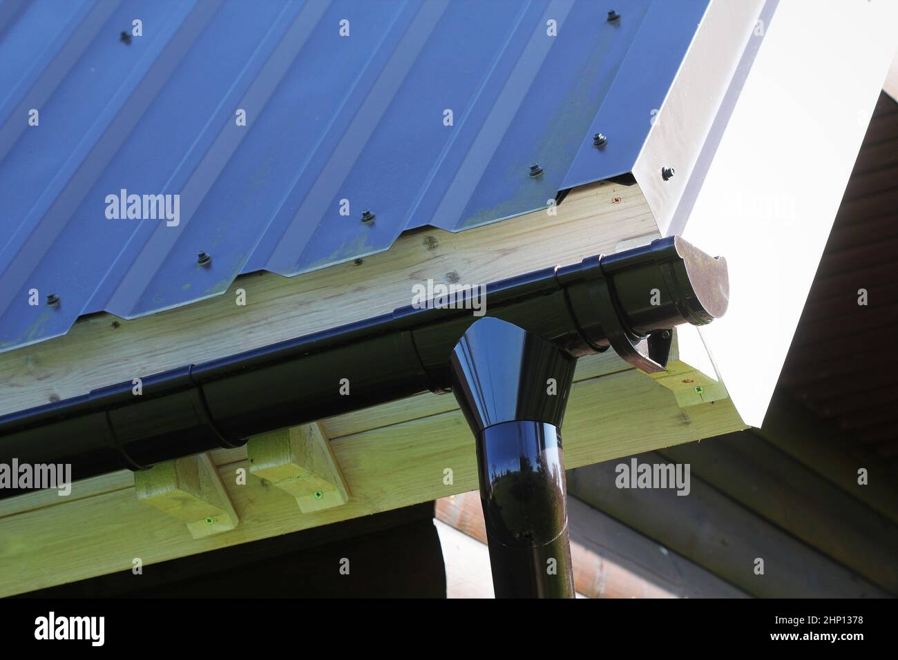 Installation Des Regenrinne-Rohrleitungssystems. Dachkonstruktion. Regenrinne System und Dachschutz vor Schnee. Hausrinnen, Dachrinnen, Dachrinnen Stockfoto
