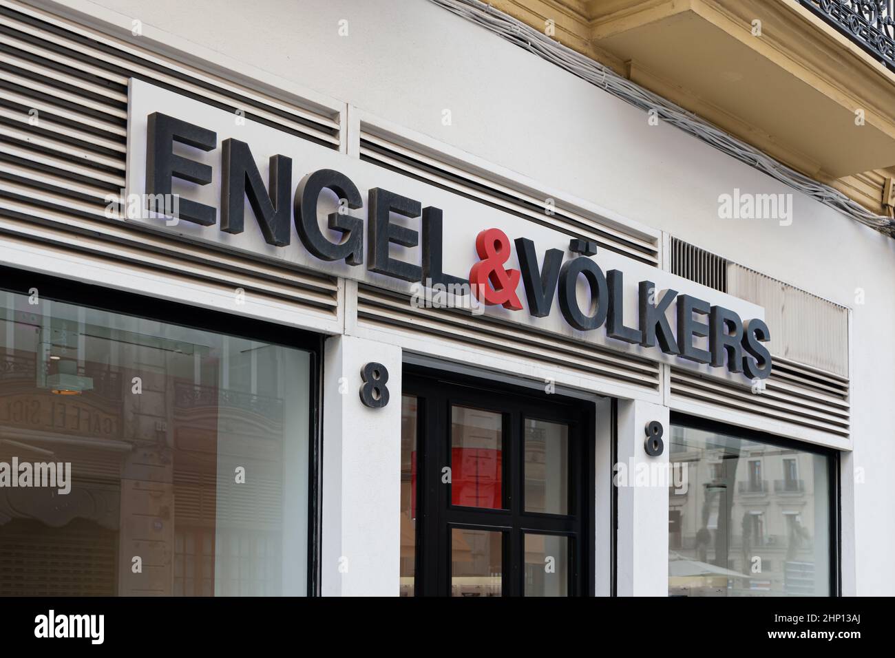 VALENCIA, SPANIEN – 15. FEBRUAR 2022: Engel & Völkers ist ein deutsches Unternehmen, das Dienstleistungen im Zusammenhang mit Immobilientransaktionen anbietet Stockfoto