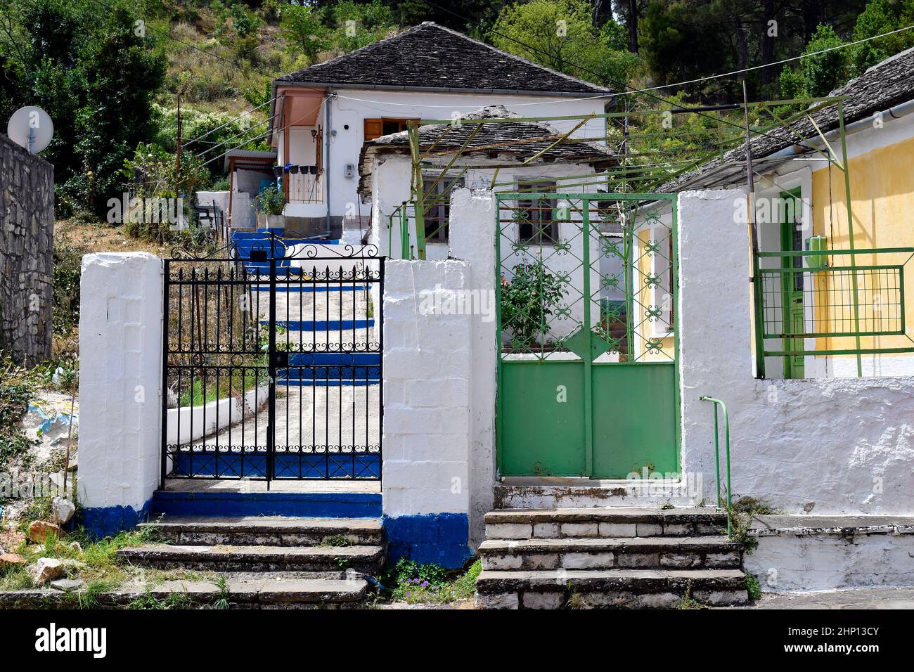 Griechenland, Ioannina, farbenfrohe Gebäude auf der winzigen Insel im Pamvotis-See Stockfoto
