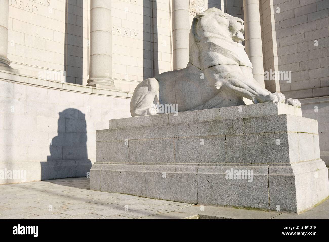 Ein Farbfoto der Löwenskulptur, die vor dem Kriegsdenkmal der Cowdray Hall, Aberdeen, Schottland, steht. Stockfoto