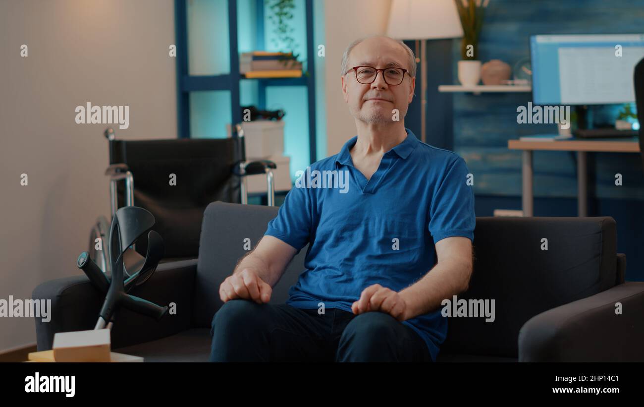 POV eines leitenden Mannes, der ein Ferngespräch bei einem Videoanruf geführt hat. Ältere Menschen mit chronischer Behinderung nutzen Online-Telefonkonferenzen und Webcam, um mit Menschen über das Internet zu telefonieren. Stockfoto