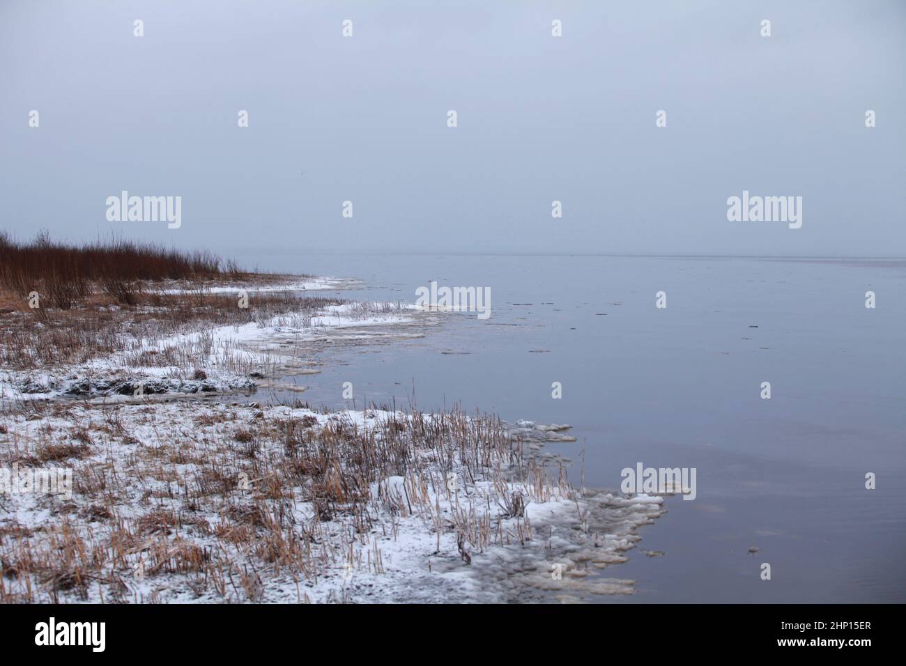 Winterlandschaft Seeufer bedeckt mit Schneewasser bedeckt mit dünnem Eis Stockfoto