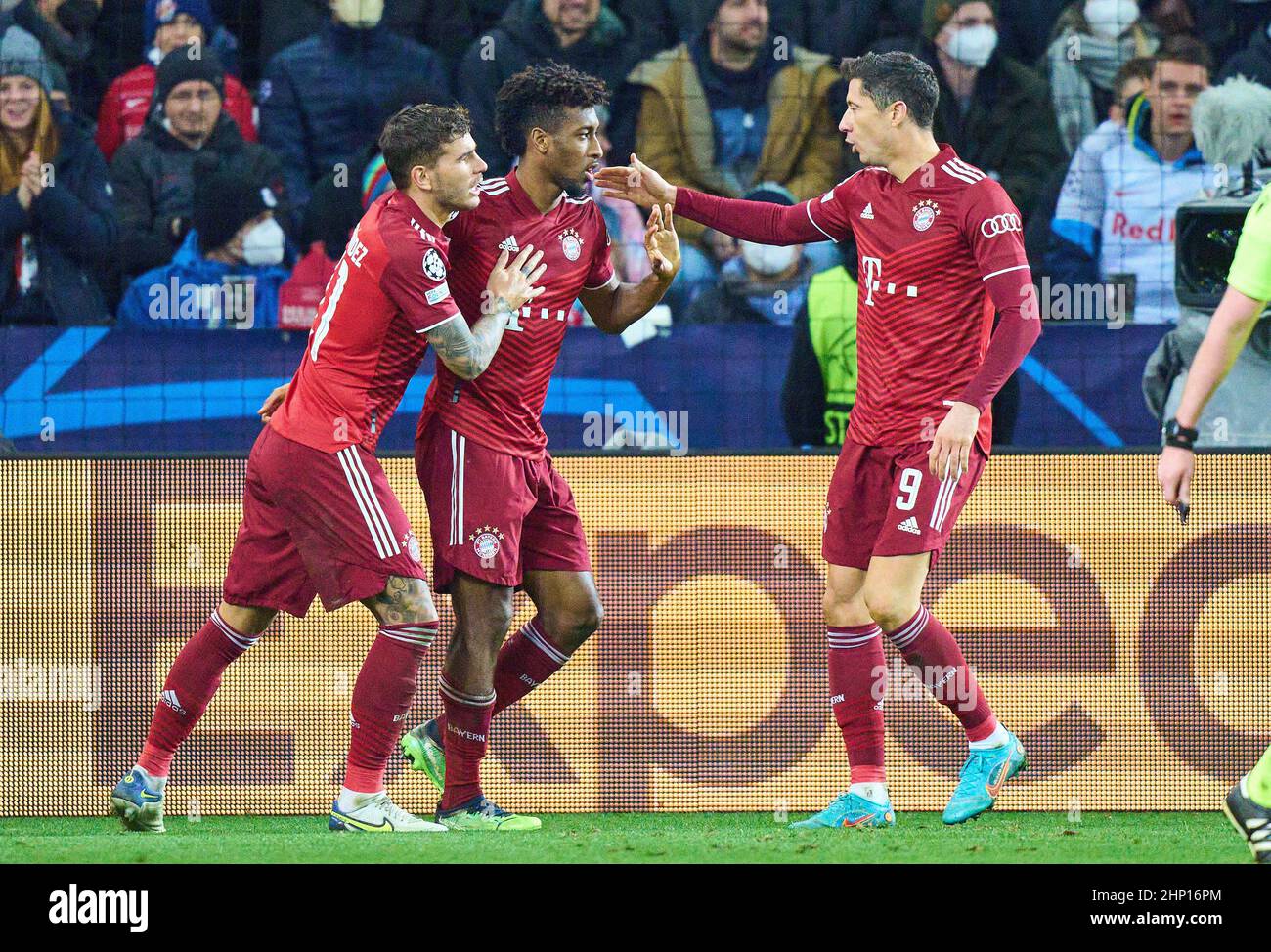 Kingsley Coman, FCB 11 feiert 1-1 Tor, glücklich, lachen, feiern, Lucas HERNANDEZ (FCB 21) Robert LEWANDOWSKI, FCB 9 im Spiel FC Red Bull SALZBURG - FC BAYERN MÜNCHEN der Fußball UEFA Champions League, Runde von 16 in der Saison 2021/2022 in Salzburg, 16. Februar 20201. Achtelfinale, FCB, Red Bull, © Peter Schatz / Alamy Live News Stockfoto