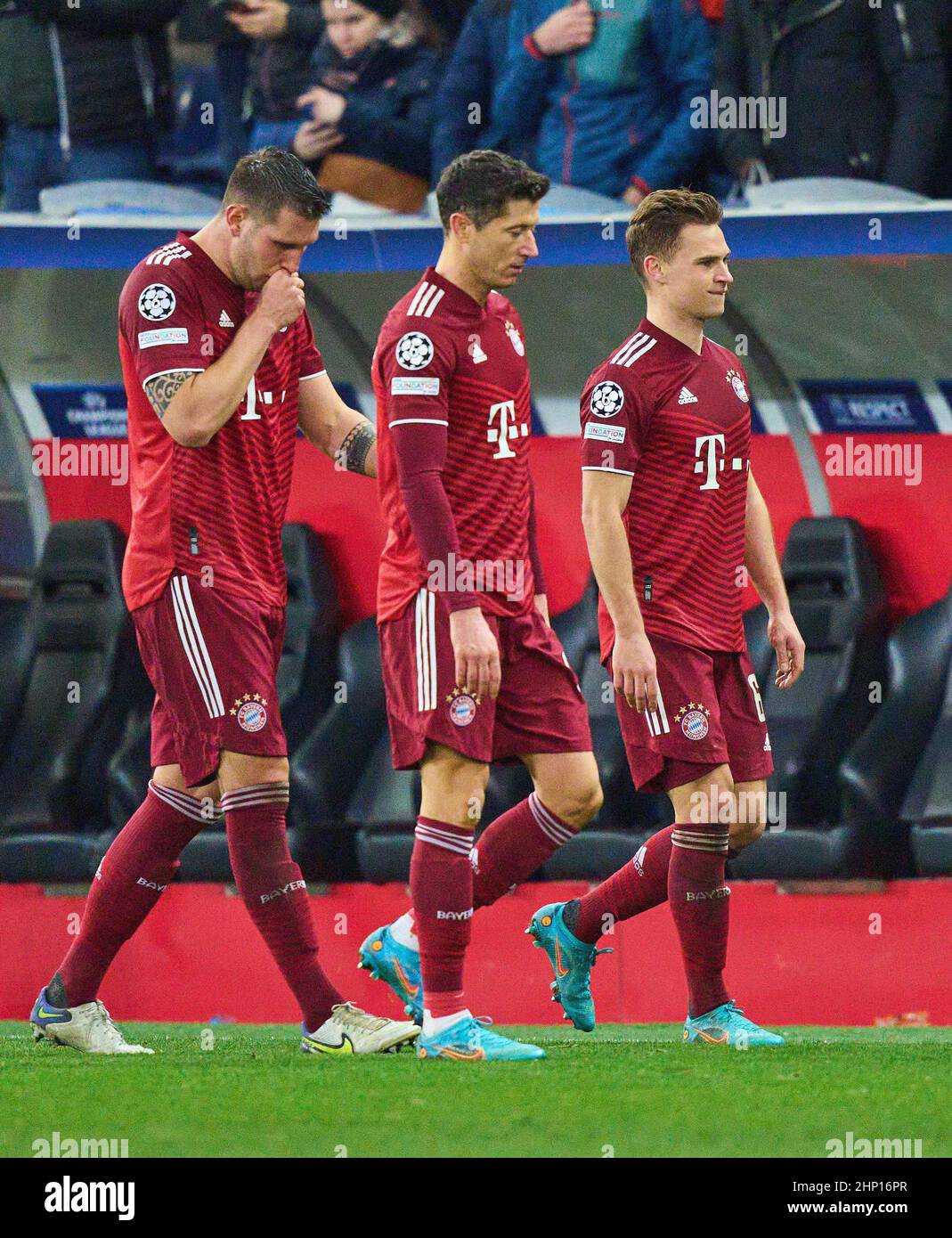 Niklas SUELE, SÜLE, FCB 4 Robert LEWANDOWSKI, FCB 9 Joshua KIMMICH, FCB 6 traurig im Spiel FC Red Bull SALZBURG - FC BAYERN MÜNCHEN Fußball UEFA Champions League, Runde von 16 in der Saison 2021/2022 in Salzburg, 16. Februar 20201. Achtelfinale, FCB, Red Bull, © Peter Schatz / Alamy Live News Stockfoto