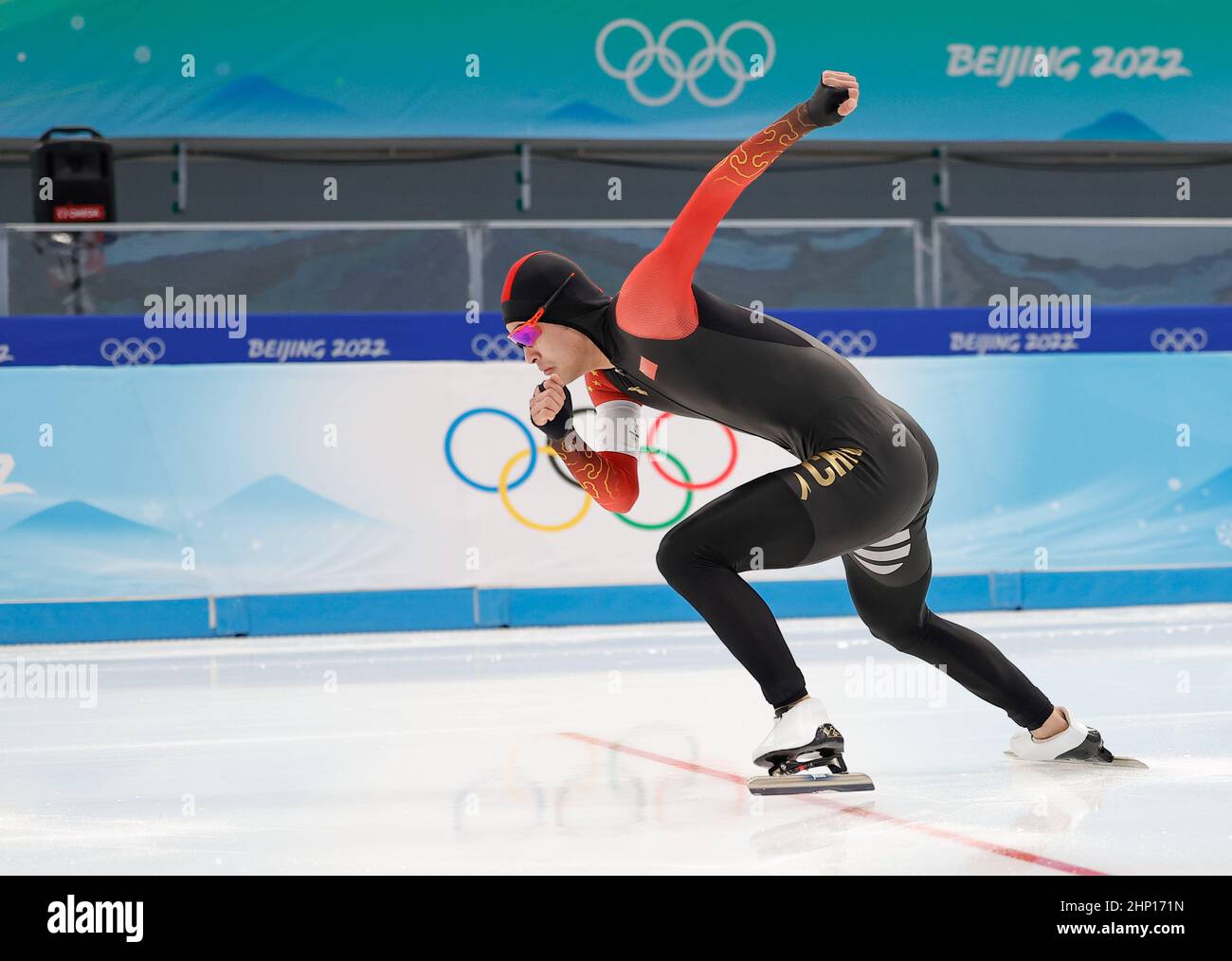 Peking, China. 18th. Februar 2022. Ning Zhongyan aus China tritt bei den Olympischen Winterspielen 1000m der Eisschnelllauf-Männer in Peking 2022 beim Nationalen Eisschnelllauf-Oval in Peking, der Hauptstadt Chinas, am 18. Februar 2022 an. Quelle: Ding Xu/Xinhua/Alamy Live News Stockfoto