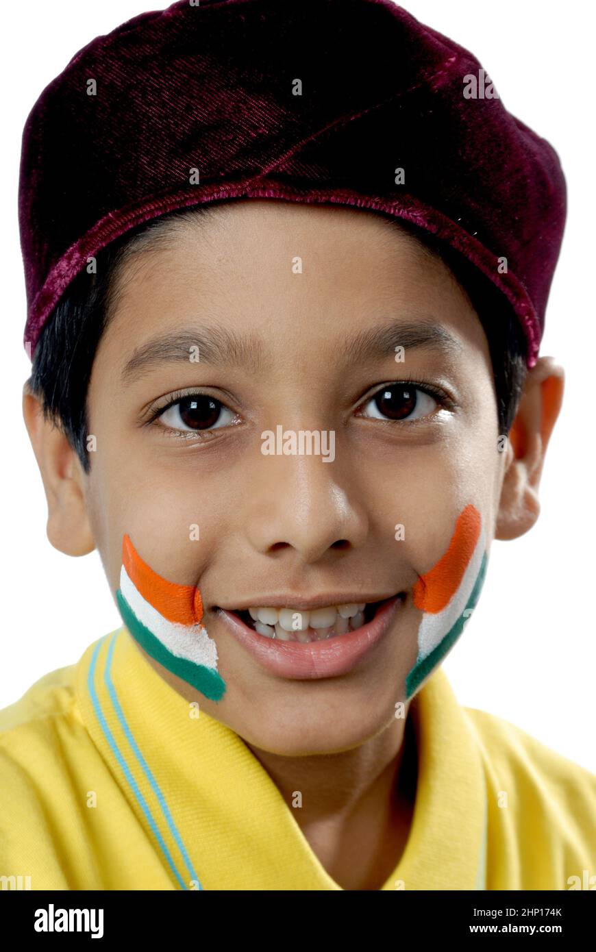 Indien Asien Mai. 21 2008 - Indischer acht Jahre alter parsi-Junge mit indischer dreifarbiger Flagge auf dem Gesicht zum Unabhängigkeitstag / Tag der Republik. Stockfoto