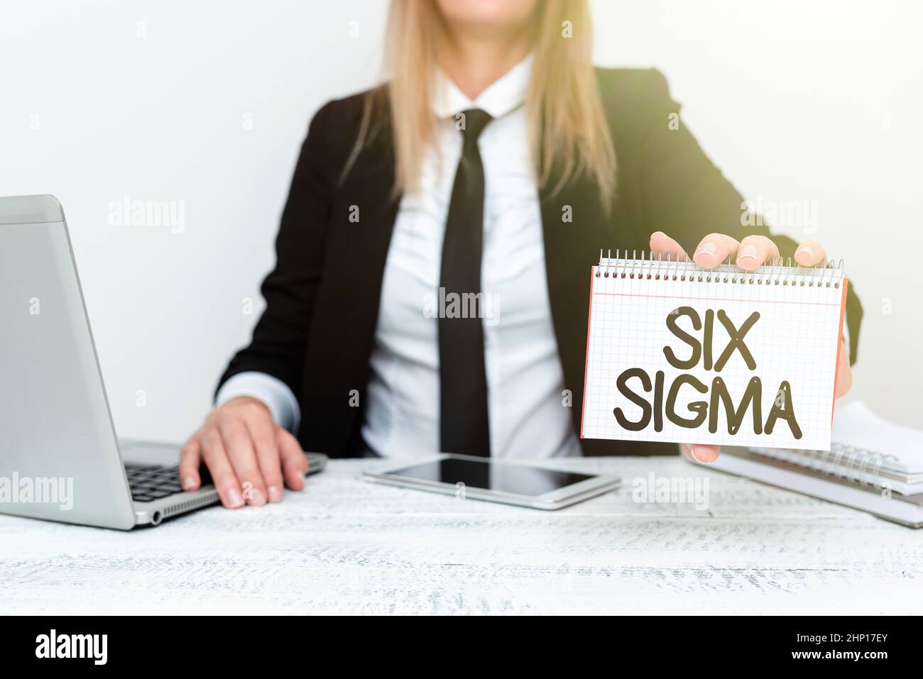 Schild mit Six Sigma, Geschäftskonzept Satz von Managementtechniken zur Verbesserung des Geschäftsprozesses Erklärung des Unternehmensproblems, Abstract Pro Stockfoto