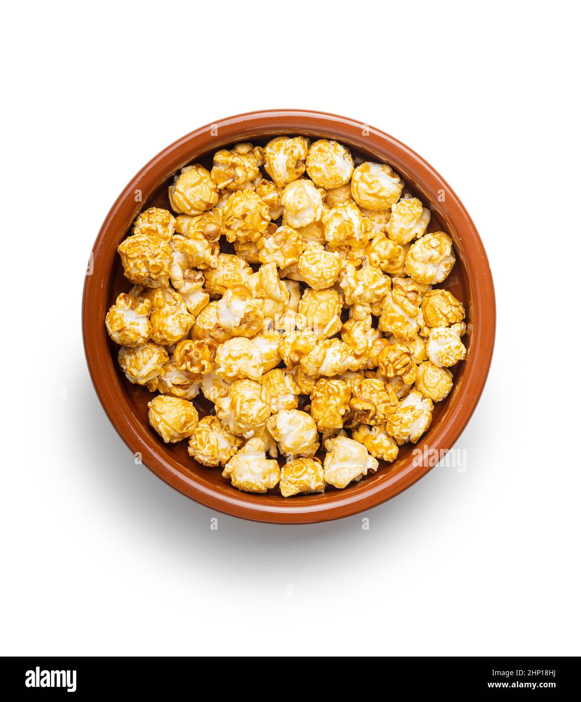 Süßes Karamell-Popcorn in Schale isoliert auf weißem Hintergrund. Stockfoto